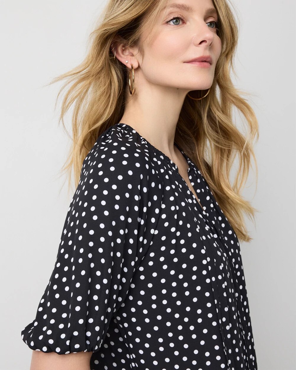WHBM_ES20Seamed20Vnk20Blouse_570411169_BLK007549_OF_ALT202.jpeg