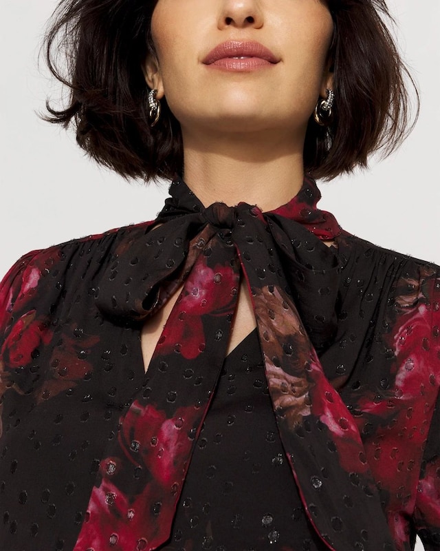 WHBM_LS_20Vnk_20Clip_20Blouse_570398950_BLK006911_OF_ALT_202.jpeg
