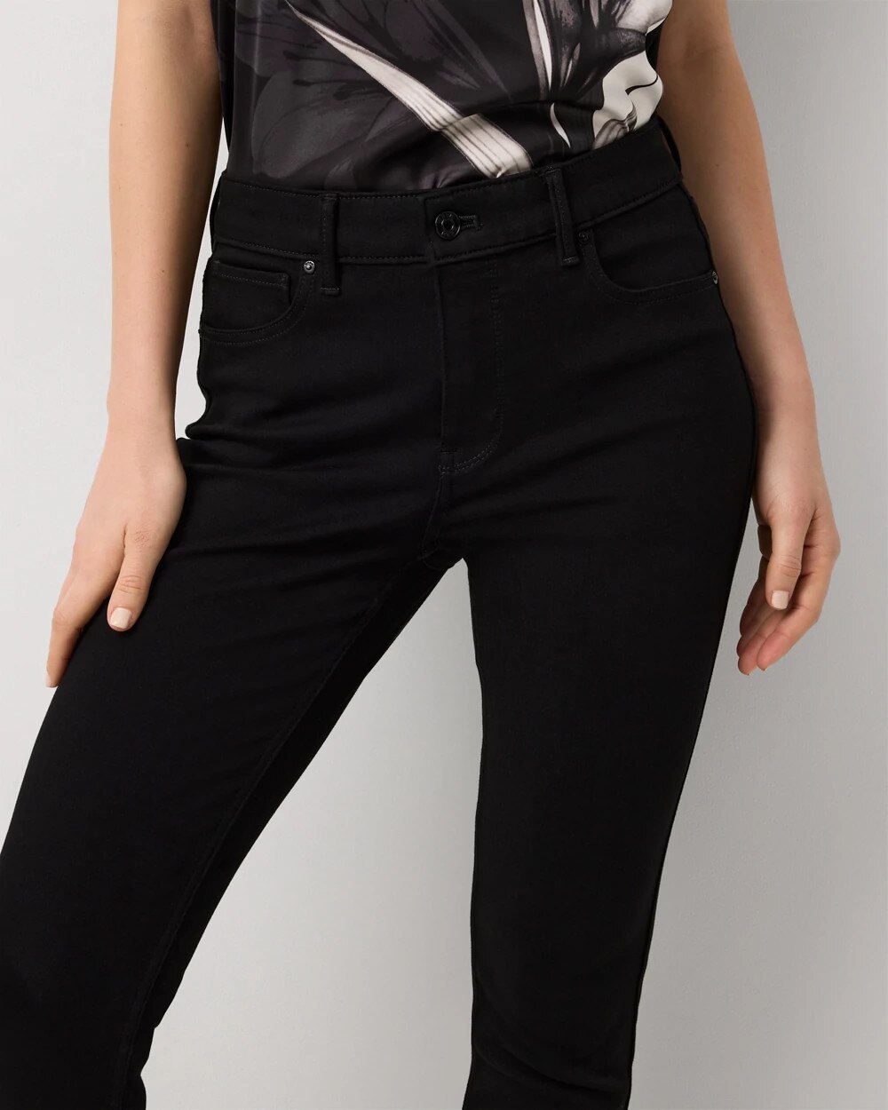 WHBM_New20Skinny20520Pocket_570396957_BLK004767_OF_ALT202.jpeg
