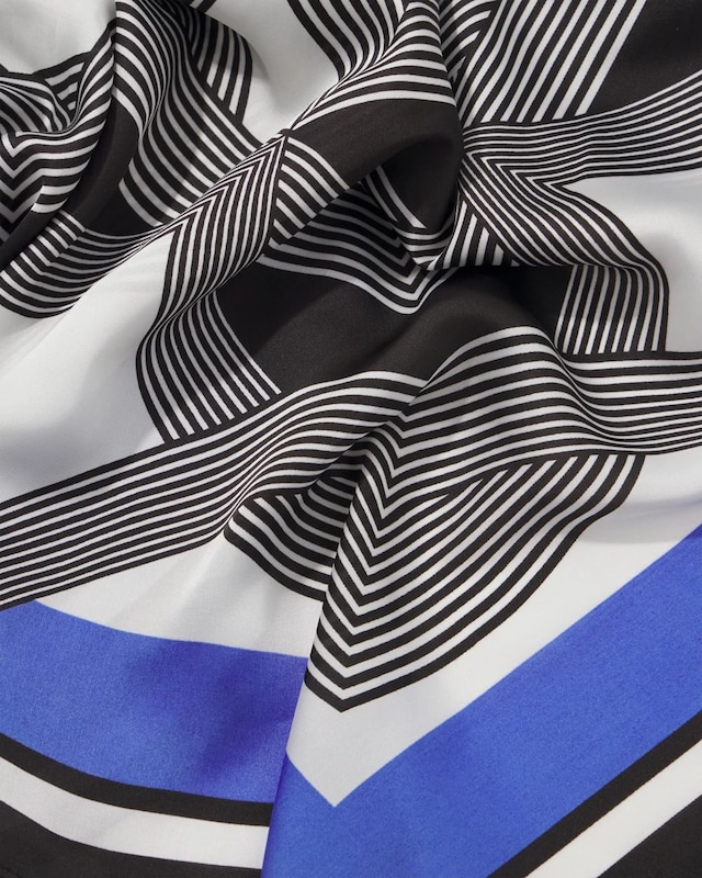 WHBM_Printed_20Square_20Scarf_570396043_BLK006880_TT_ALT_202.jpeg