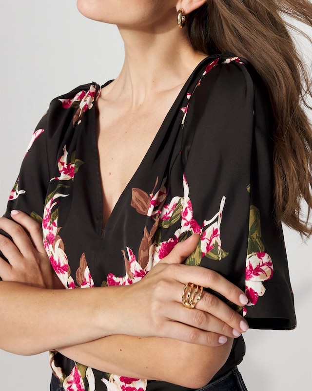 WHBM_SS_20Twist_20Shldr_20Top_570399455_BLK007046_OF_ALT_202.jpeg