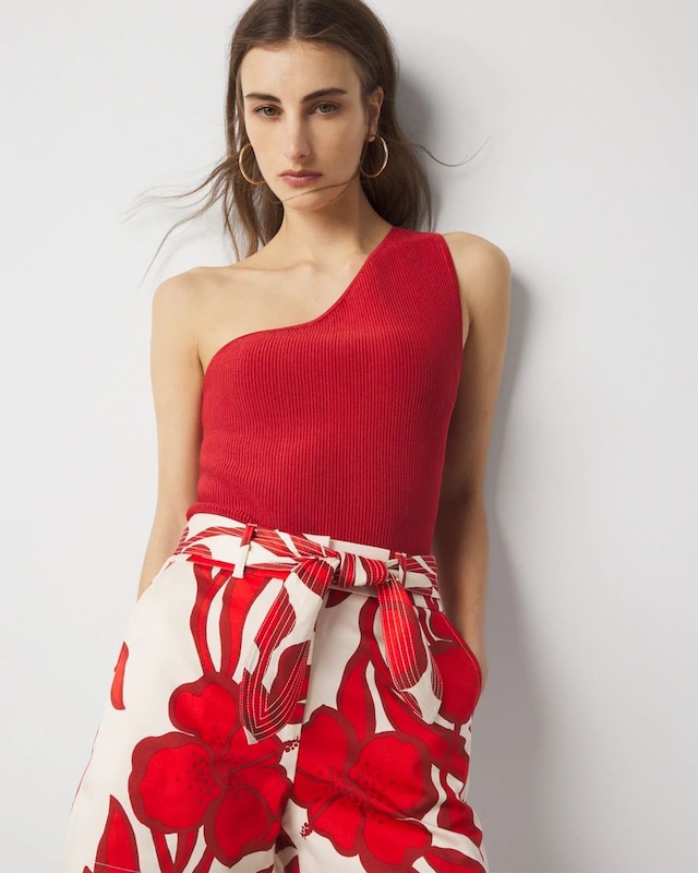 WHBM_WHBMFORME_20One_20Shldr_20Swtr_570390761_RED006728_OF_MAIN.jpeg
